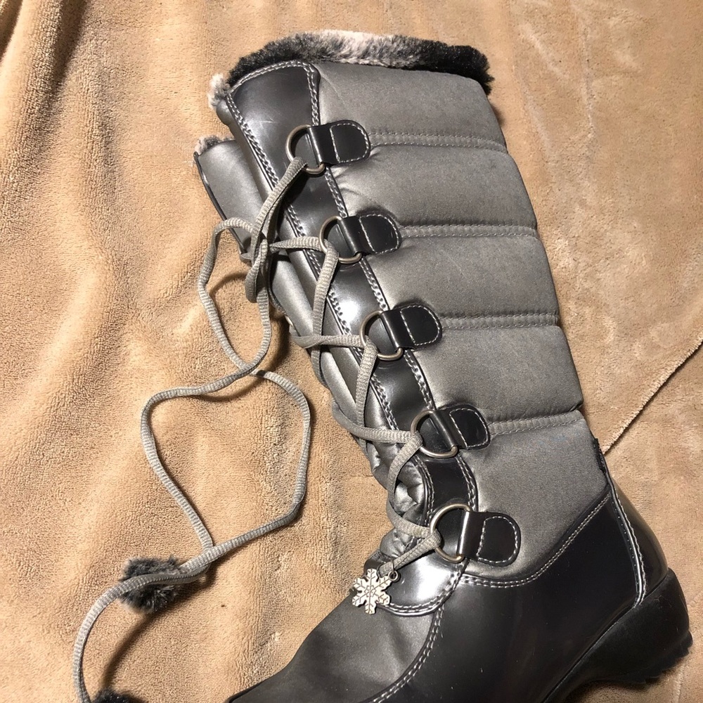 Gently used snow boots with faux fur lining.